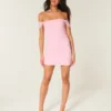 Vestido ajustado con hombros descubiertos y malla