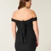 Vestido ajustado con hombros descubiertos y malla