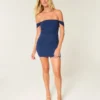 Vestido ajustado con hombros descubiertos y malla