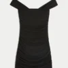 Vestido ajustado con hombros descubiertos y malla