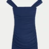 Vestido ajustado con hombros descubiertos y malla