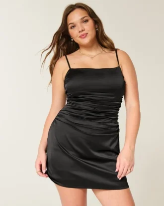Vestido ajustado con lazo de satén en la espalda