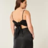 Vestido ajustado con lazo de satén en la espalda