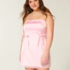Vestido ajustado sin tirantes con lazo de satén