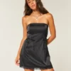 Vestido ajustado sin tirantes con lazo de satén