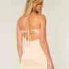 Vestido ajustado sin tirantes con lazo de satén