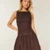 Vestido con falda pantalón, cuello alto y cintura baja