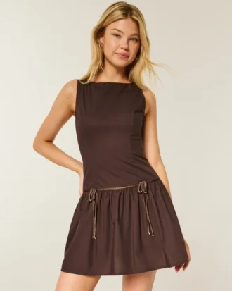 Vestido con falda pantalón, cuello alto y cintura baja