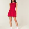 Vestido con falda pantalón, cuello alto y cintura baja