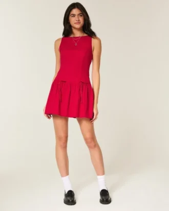Vestido con falda pantalón, cuello alto y cintura baja