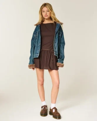 Vestido con falda pantalón, cuello alto y cintura baja