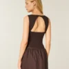 Vestido con falda pantalón, cuello alto y cintura baja