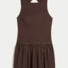 Vestido con falda pantalón, cuello alto y cintura baja