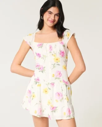 Vestido con falda pantalón y mangas con volantes