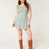 Vestido con falda pantalón y mangas con volantes