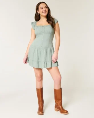 Vestido con falda pantalón y mangas con volantes