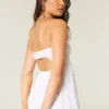 Vestido largo sin tirantes con escote cruzado