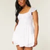 Vestido mini con falda pantalón, mangas con volantes y pinzas en el pecho
