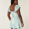 Vestido mini con falda pantalón, mangas con volantes y pinzas en el pecho
